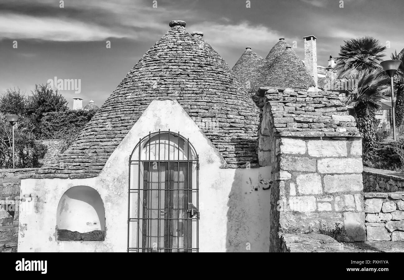 Typische Trulli Gebäude mit konischen Dächern in Alberobello, Apulien, Italien Stockfoto