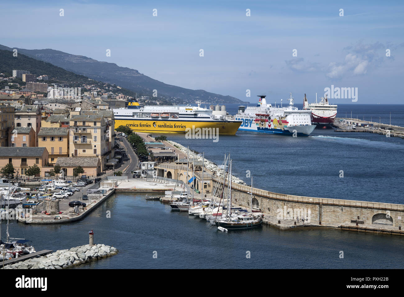 Bucht und Hafen und Marina in Bastia, Korsika. Bucht und Hafen und Jachthafen in Bastia, Korsika. Zatoka ich Port przystań oraz w Bastia na Korsyce. Stockfoto