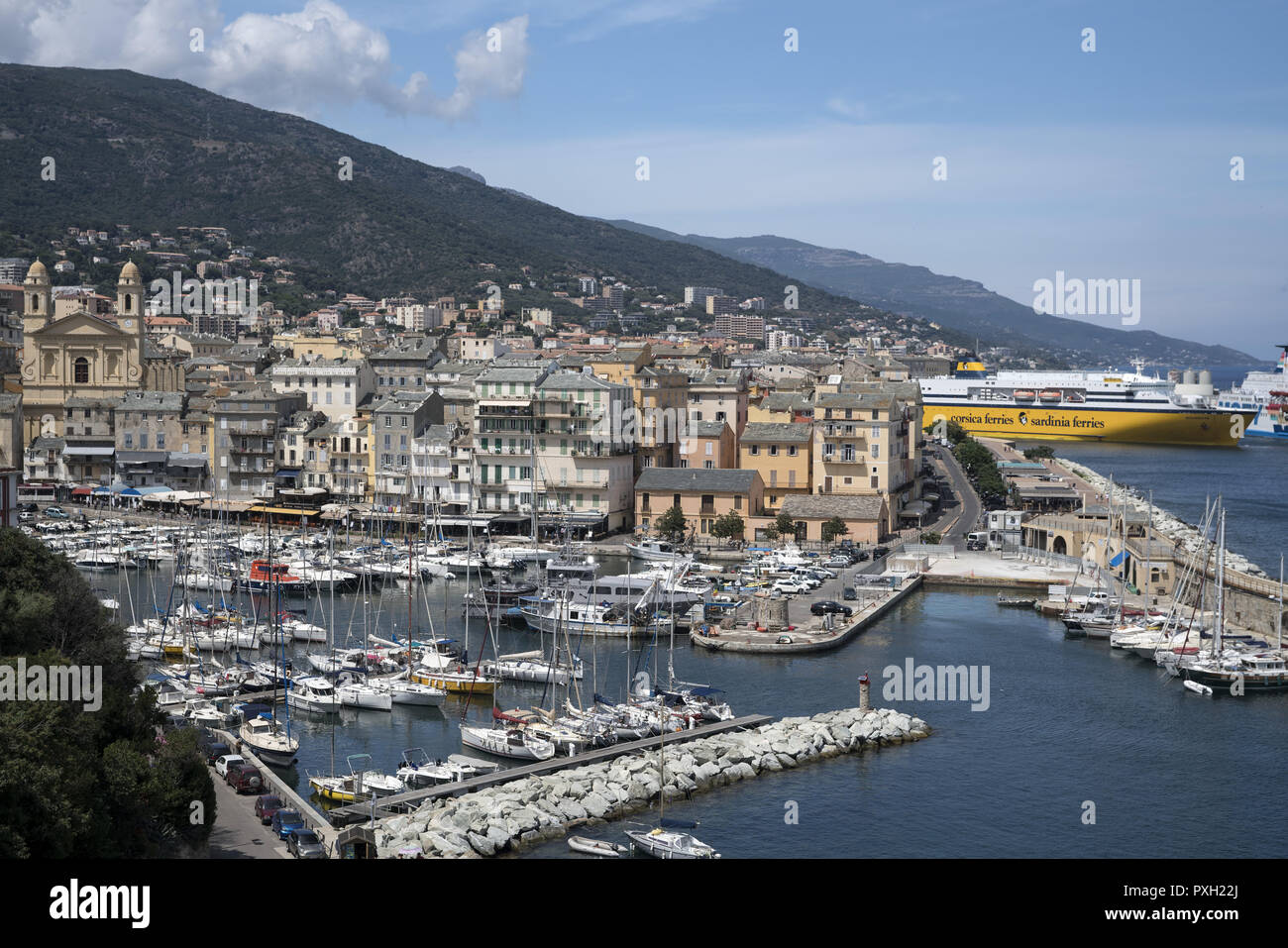 Bucht und Hafen und Marina in Bastia, Korsika. Bucht und Hafen und Jachthafen in Bastia, Korsika. Zatoka ich Port przystań oraz w Bastia na Korsyce. Stockfoto