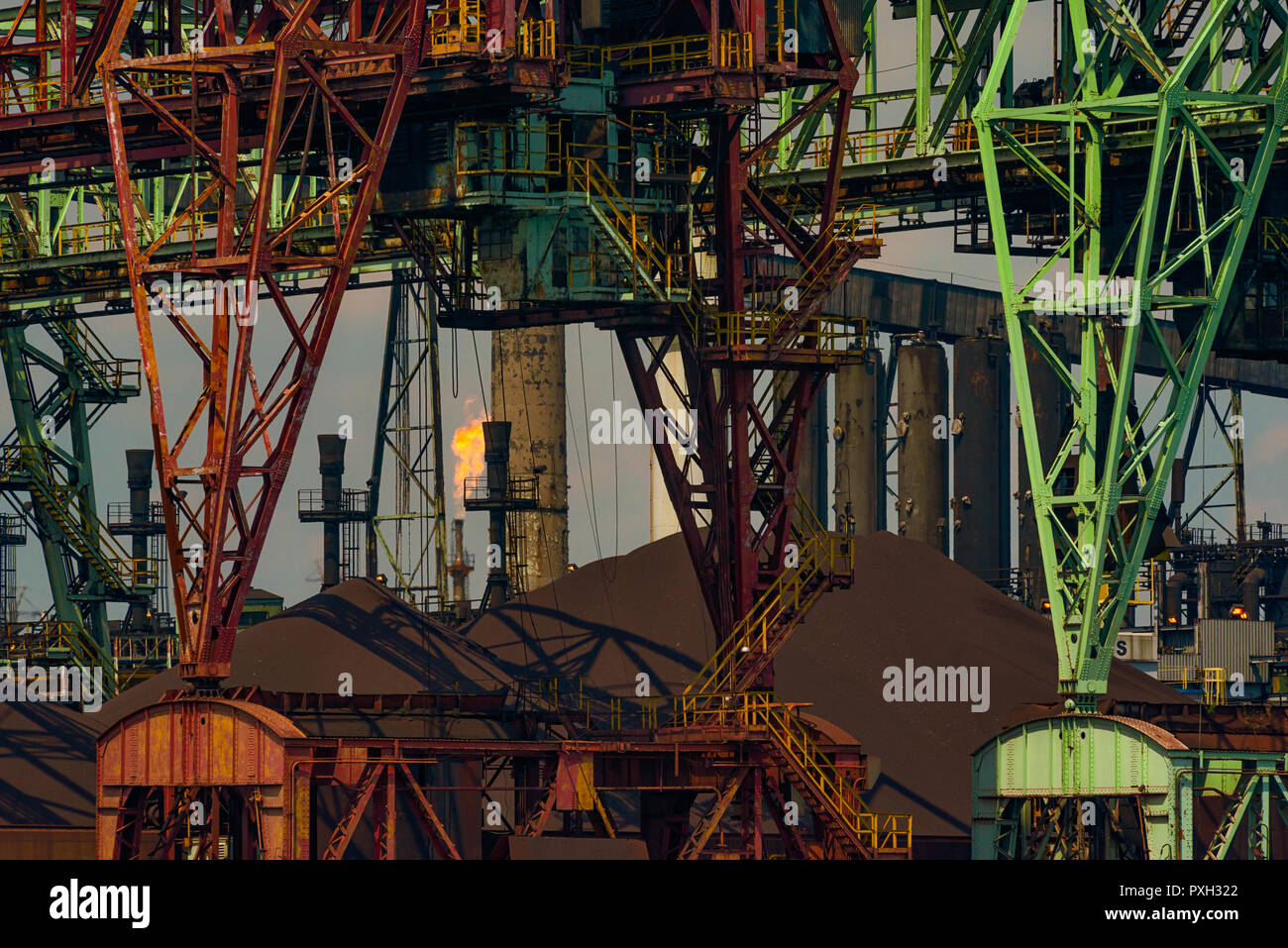 Koksofen-Docks, Zug Island, River Rouge / Detroit, Michigan, USA, als Teil der amerikanischen Stahlindustrie mit „Zippo“-Flammenstapel Stockfoto