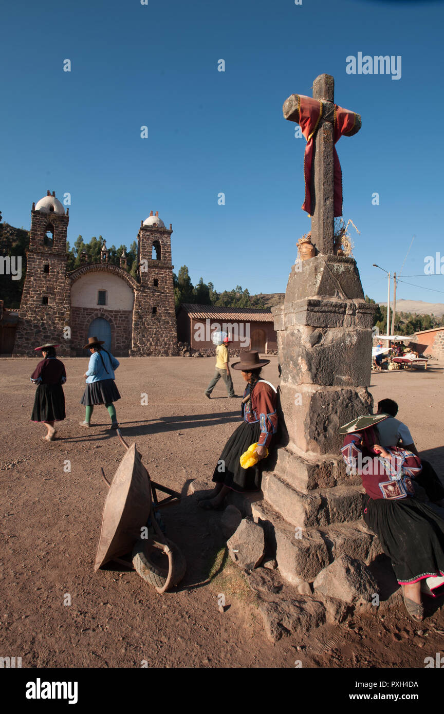 In der Nähe von der Grenze mit der Abteilung von Puno, Raqchi ist das eindrucksvolle archäologische Stätte über seine gesamte Länge von Collasuyo, die lokale populati Stockfoto