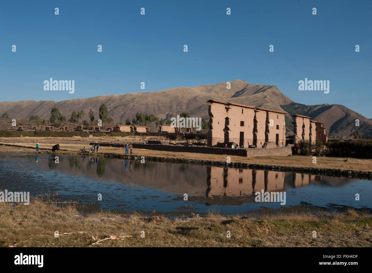 In der Nähe von der Grenze mit der Abteilung von Puno, Raqchi ist das eindrucksvolle archäologische Stätte über seine gesamte Länge von Collasuyo, die lokale populati Stockfoto