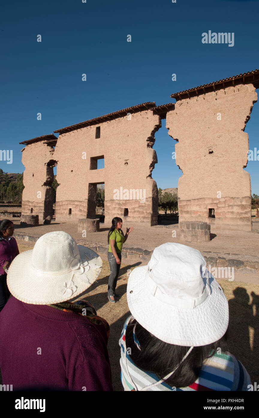 In der Nähe von der Grenze mit der Abteilung von Puno, Raqchi ist das eindrucksvolle archäologische Stätte über seine gesamte Länge von Collasuyo, die lokale populati Stockfoto