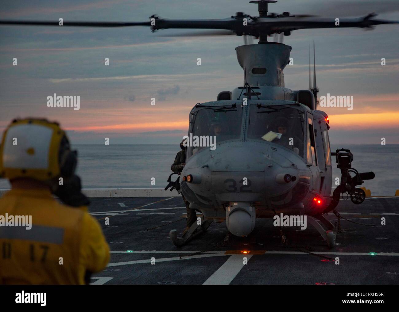 Marine UH-1Y Utility Helicopter Piloten mit Marine Medium Tilit-Rotar Squadron (VMM) 264, 22 Marine Expeditionary Unit, Pre-flight prüft, bevor das Deck der USS Arlington (LPD-24) während COMPTUEX im Atlantischen Ozean, Okt. 17, 2018 durchführen. Composite Trainingsgerät Übung ist die letzte vor der Bereitstellung übung, bescheinigt die kombinierte Kearsarge Amphibious Ready Group (ARG) und des 22. MEU Planung und Ausführung von anspruchsvollen und realistischen Schulungsszenarien zur Vorbereitung auf ihren bevorstehenden Einsatz. (U.S. Marine Corps Fotos von Staff Sgt. Andrew Ochoa) Stockfoto