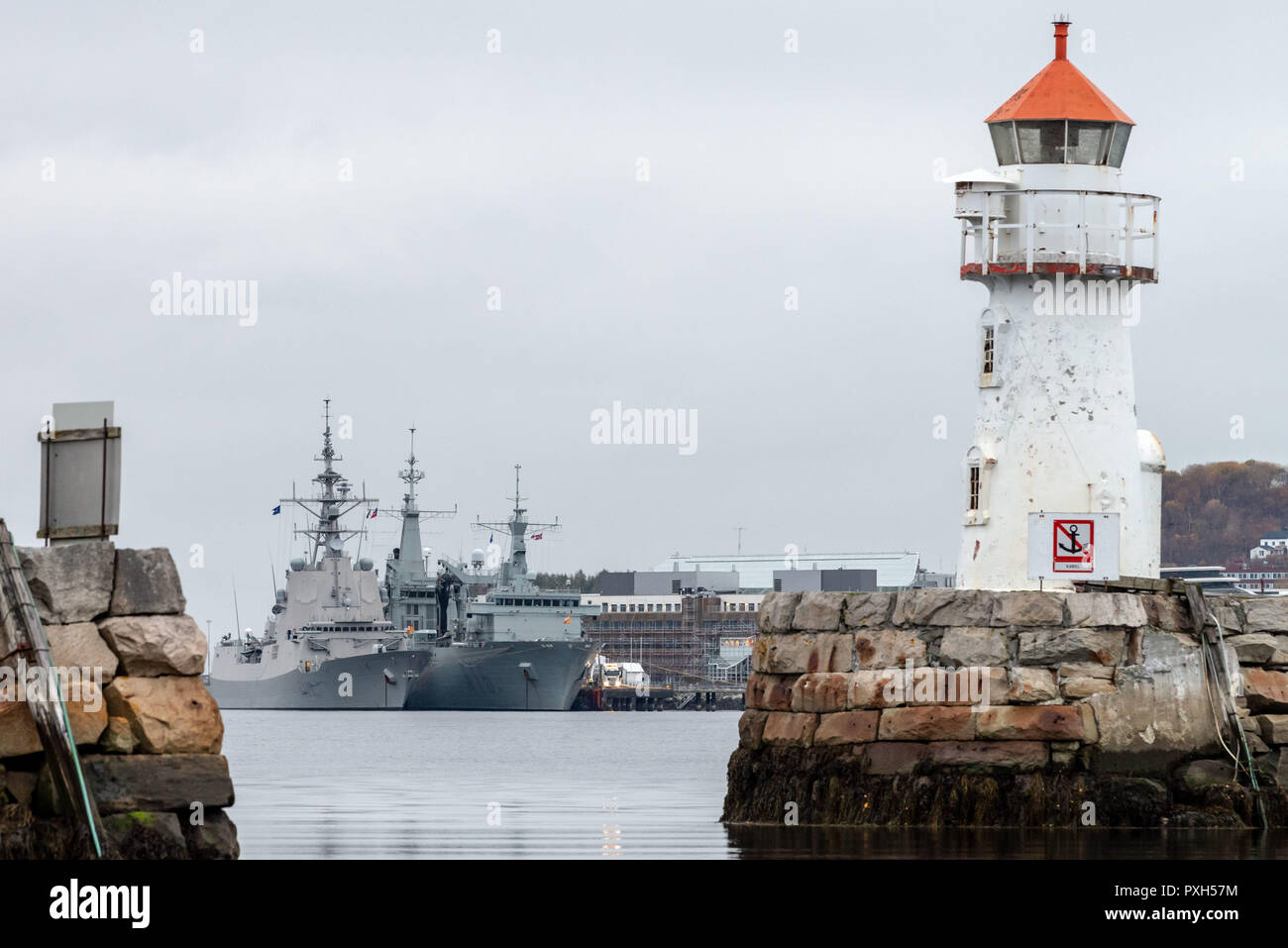 Trondheim (Norwegen), Okt. 21. 2018. Die spanische Marine Auffüllung öler ESPS Kantabrien (A15) und die fregatte ESPS Cristobal Colón (F105) im Hafen neben in Trondheim vor ihrer Teilnahme an NATO-Übung Trident Zeitpunkt 2018. Trident Punkt 18 soll sicherstellen, dass die NATO-Streitkräfte geschult sind, in der Lage, zusammen zu arbeiten und bereit, jede Bedrohung aus jeder Richtung zu reagieren. Trident Zeitpunkt 18 erfolgt in Norwegen und die umliegenden Gebiete des Nordatlantiks und der Ostsee, einschließlich Island und des Luftraums, in Finnland und in Schweden. Mit mehr als 50.000 Teilnehmer fr Stockfoto