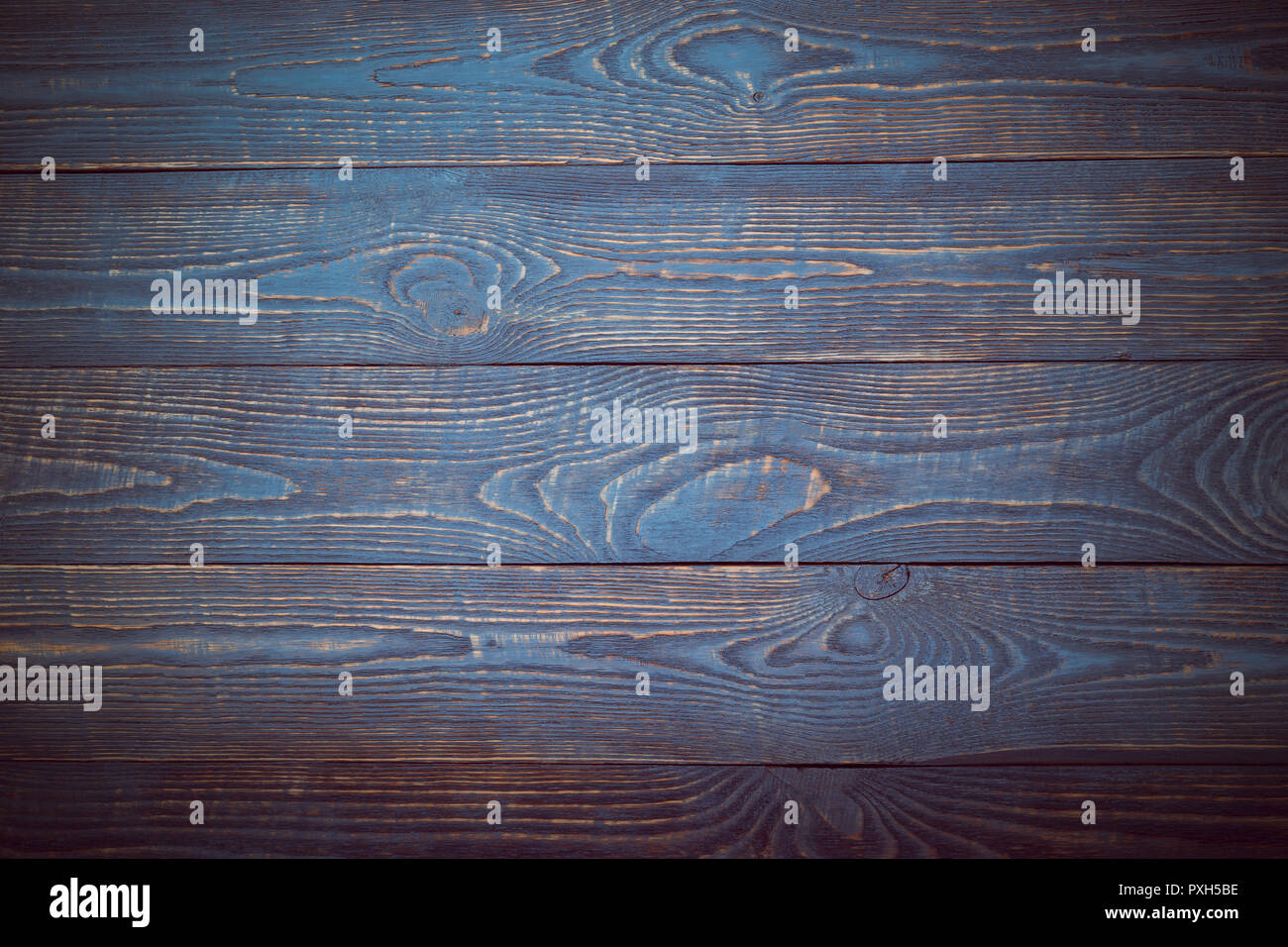 Aus Holz Textur boards Hintergrund mit Resten der Blau-violette Farbe. Stockfoto