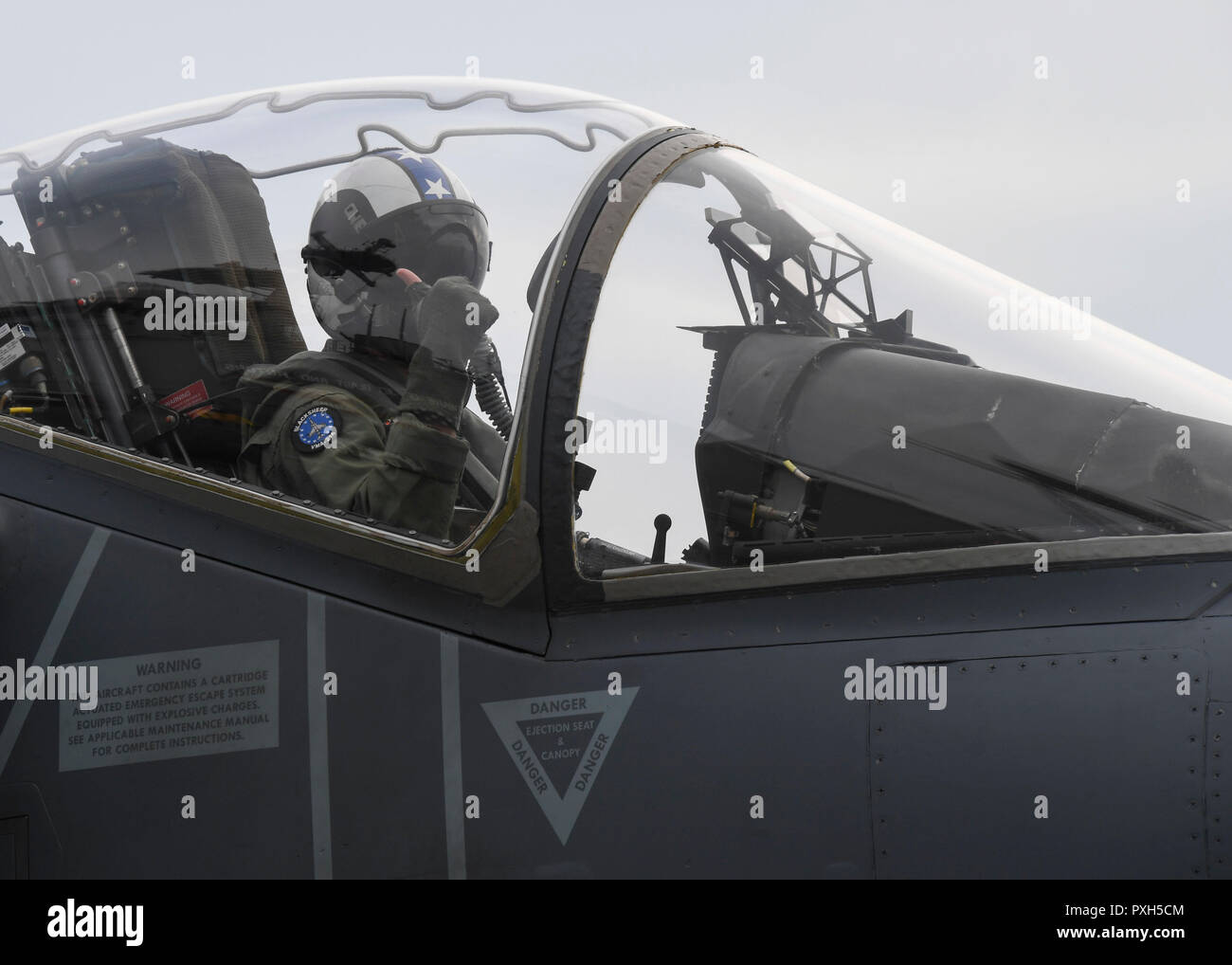 181022-N-FG 333-1062 östlichen Pazifischen Ozean (Okt. 2010) 22, 2018) ein Marine AV-8B Harrier Pilot, angeschlossen an das "Schwarze Schaf" der Marine Attack Squadron 214 (VMA-214), gibt einen "Daumen hoch" in ein AV-8B Harrier onboard Amphibisches Schiff USS Boxer (LHD4) während der Flight Deck. Boxer ist unterwegs die Durchführung von Routineaufgaben in der dritten Flotte Bereich der Operationen. (U.S. Marine Foto von Mass Communication Specialist 2. Klasse David Ortiz/Freigegeben) Stockfoto