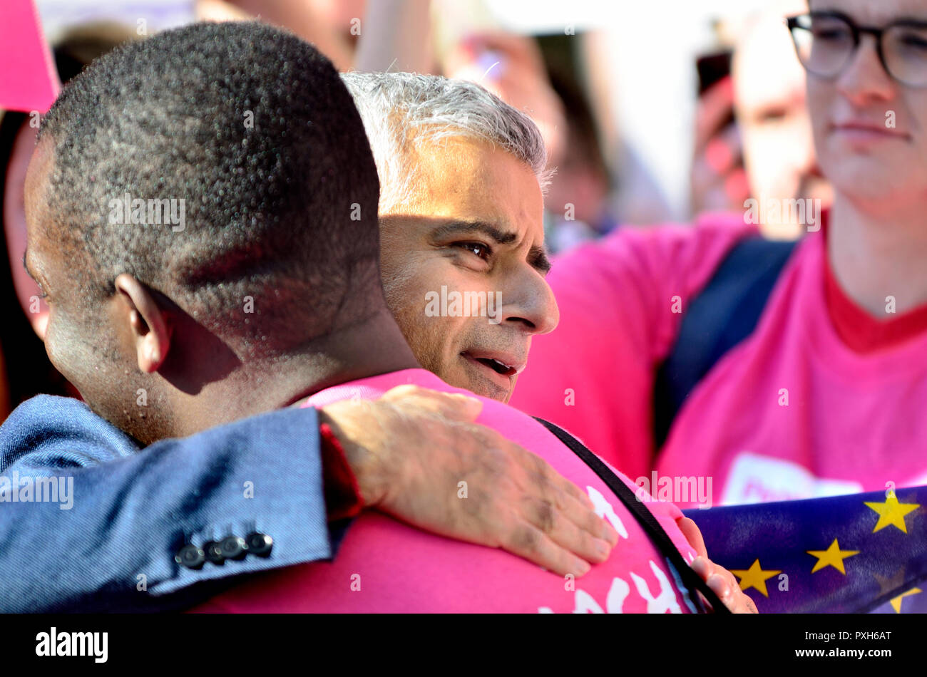 Sadiq Khan, Bürgermeister von London, grüßt Femi Oluwole (anti-Brexit Mitkämpfer) an den statrt der Abstimmung März zur Unterstützung eines zweiten Brexit finden Stockfoto