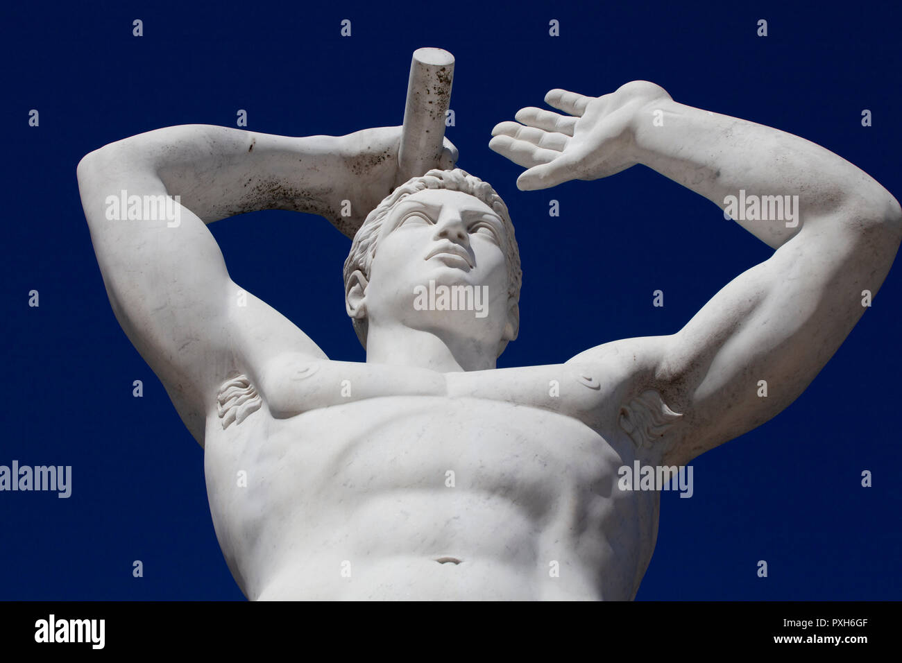 Marmor statue eines Speerwerfer im Stadio dei Marmi, Foro Italica, Rom Stockfoto