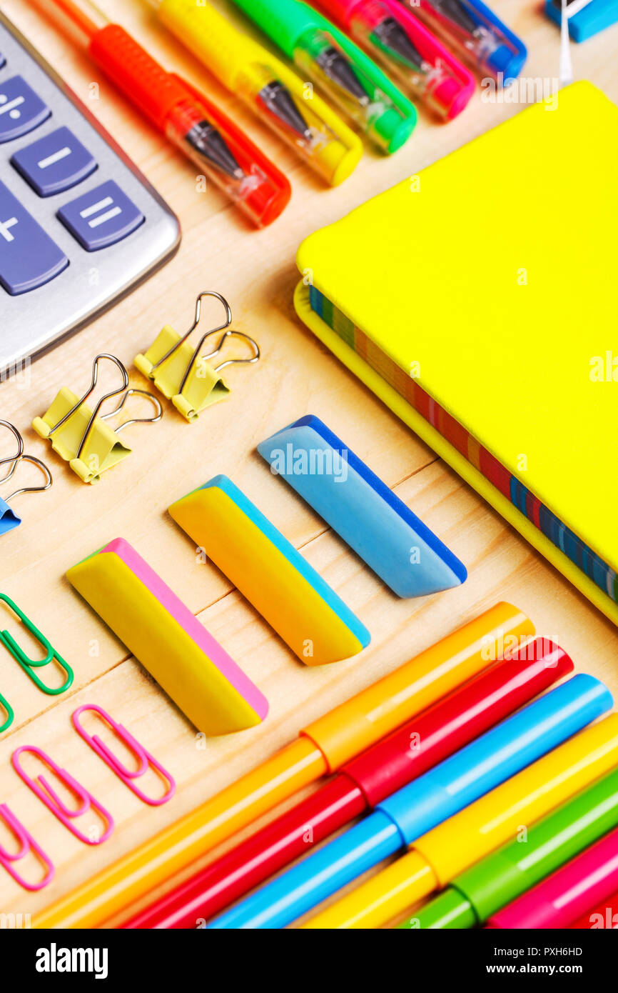 Gruppe von Schulmaterial und Notebooks auf hölzernen Tisch Stockfoto