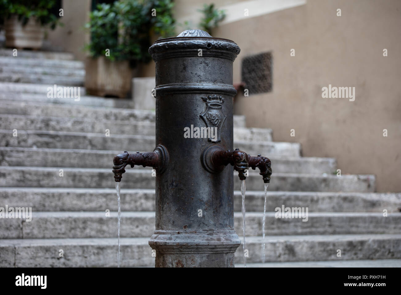 Eine der berühmten Wasserspeier, oder 'Nasoni' (großen Nasen) gefunden in der ganzen Stadt Rom bietet frisches Trinkwasser für Einheimische und Touristen Stockfoto