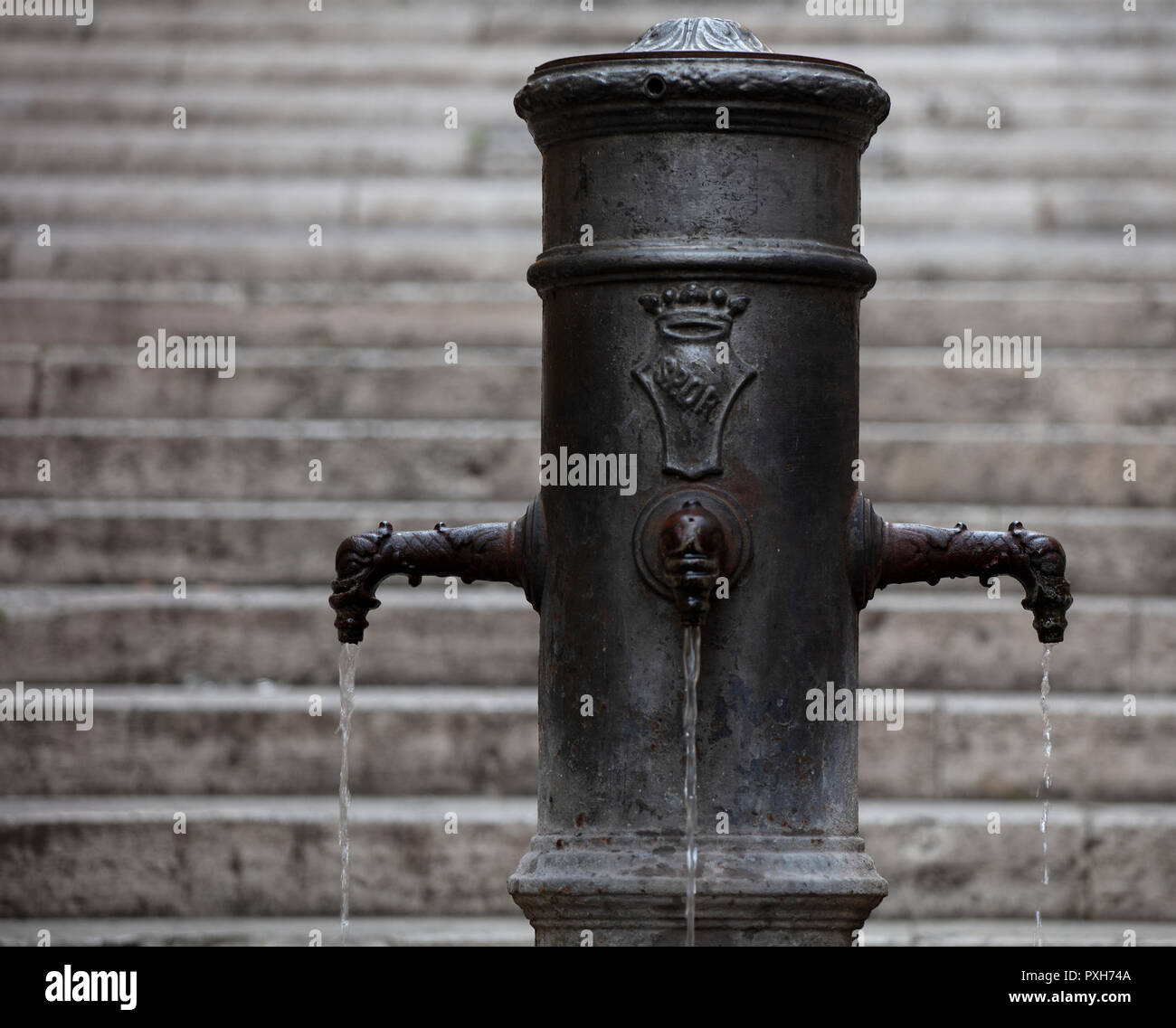 Eine der berühmten Wasserspeier, oder 'Nasoni' (großen Nasen) gefunden in der ganzen Stadt Rom bietet frisches Trinkwasser für Einheimische und Touristen Stockfoto