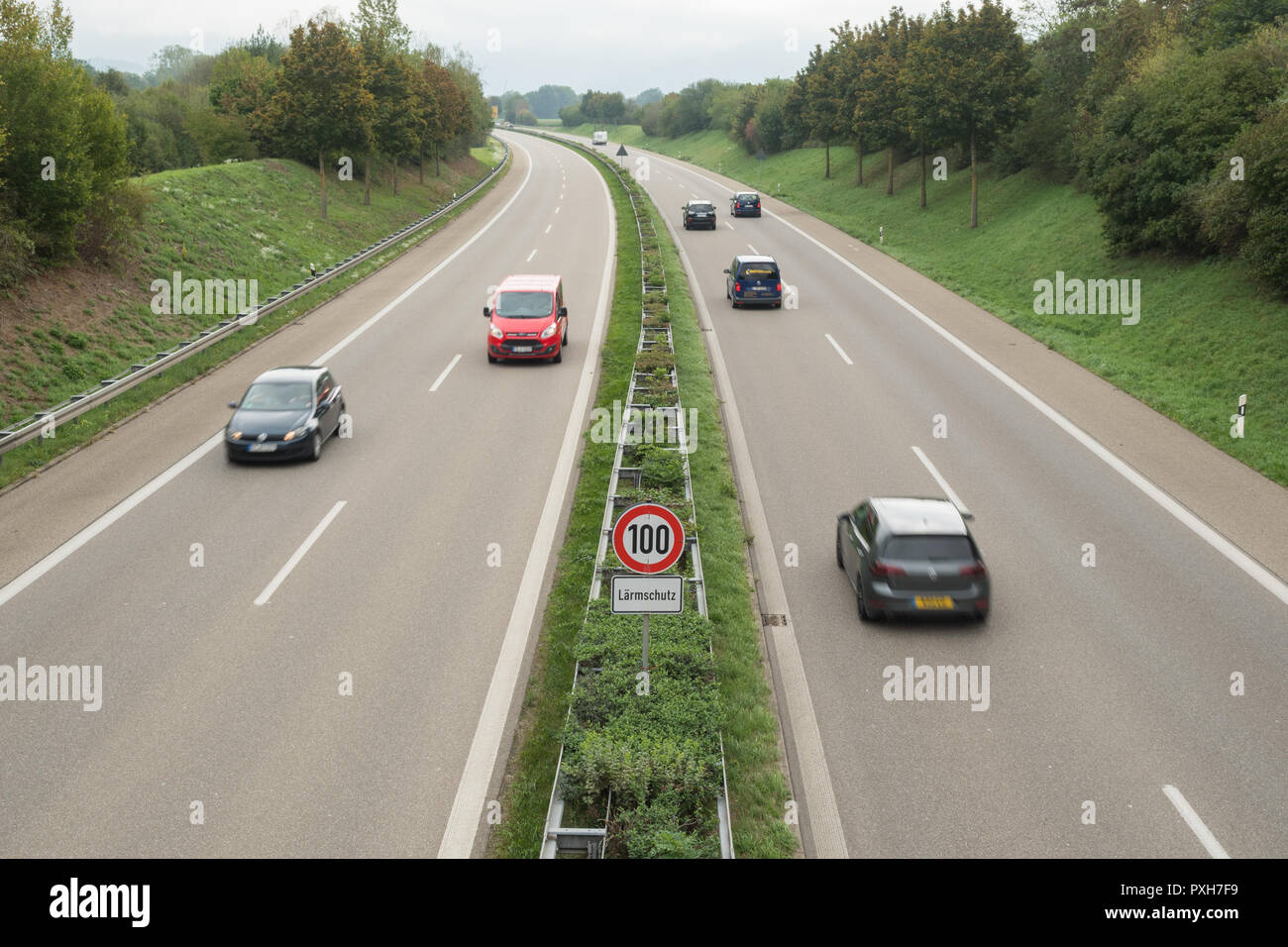 Road Traffic Noise Reduction - reduzierte Tempolimit auf deutschen Autobahnen Lärmbelästigung - Freiburg, Deutschland, Europa zu verringern Stockfoto