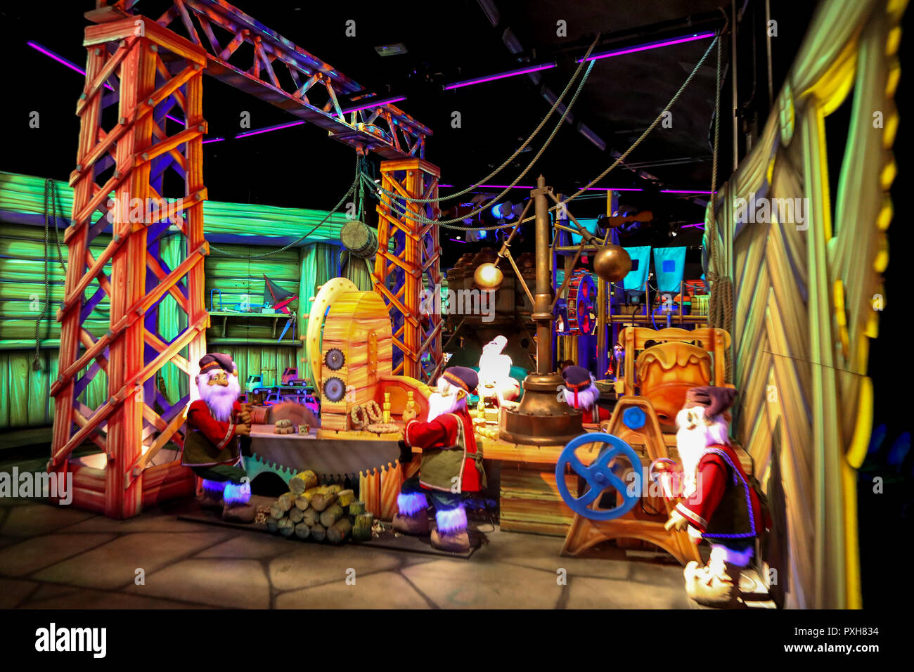 Elfen in der Toy Factory bei SantaPark, in Rovaniemi, Finnland