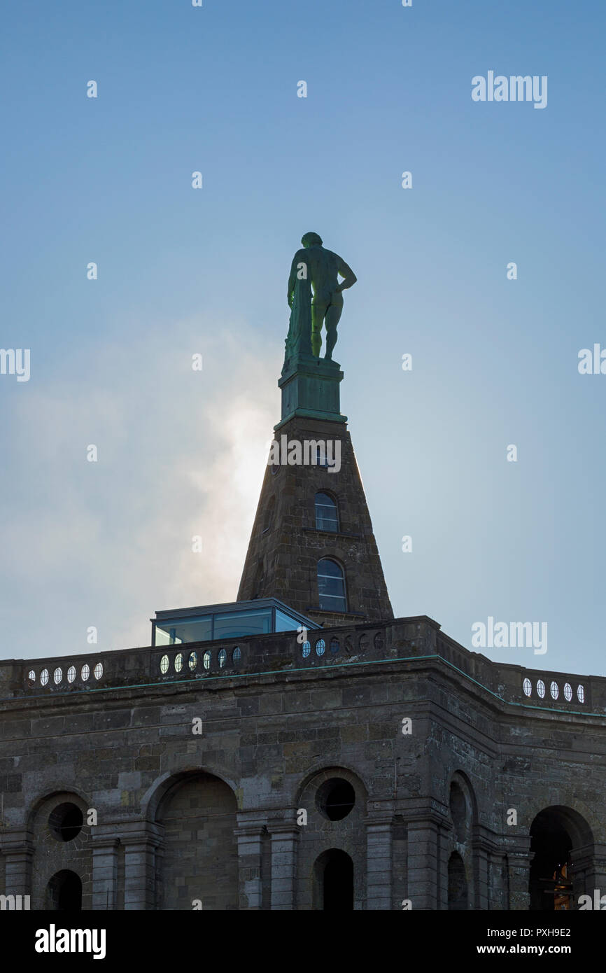 Herkules in Kassel, Hessen, Deutschland Blick von der Rückseite gegen Morgen Sonne Stockfoto
