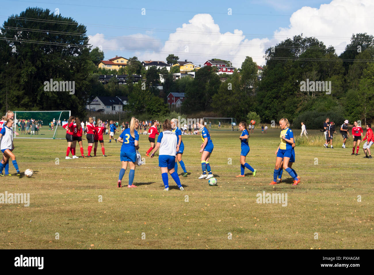 Norwegen Cup, ein jährliches Fußballturnier in Oslo Norwegen mit Jugendlichen aus der ganzen Welt, laufende Mädchen an abildsø Feld entsprechen Stockfoto