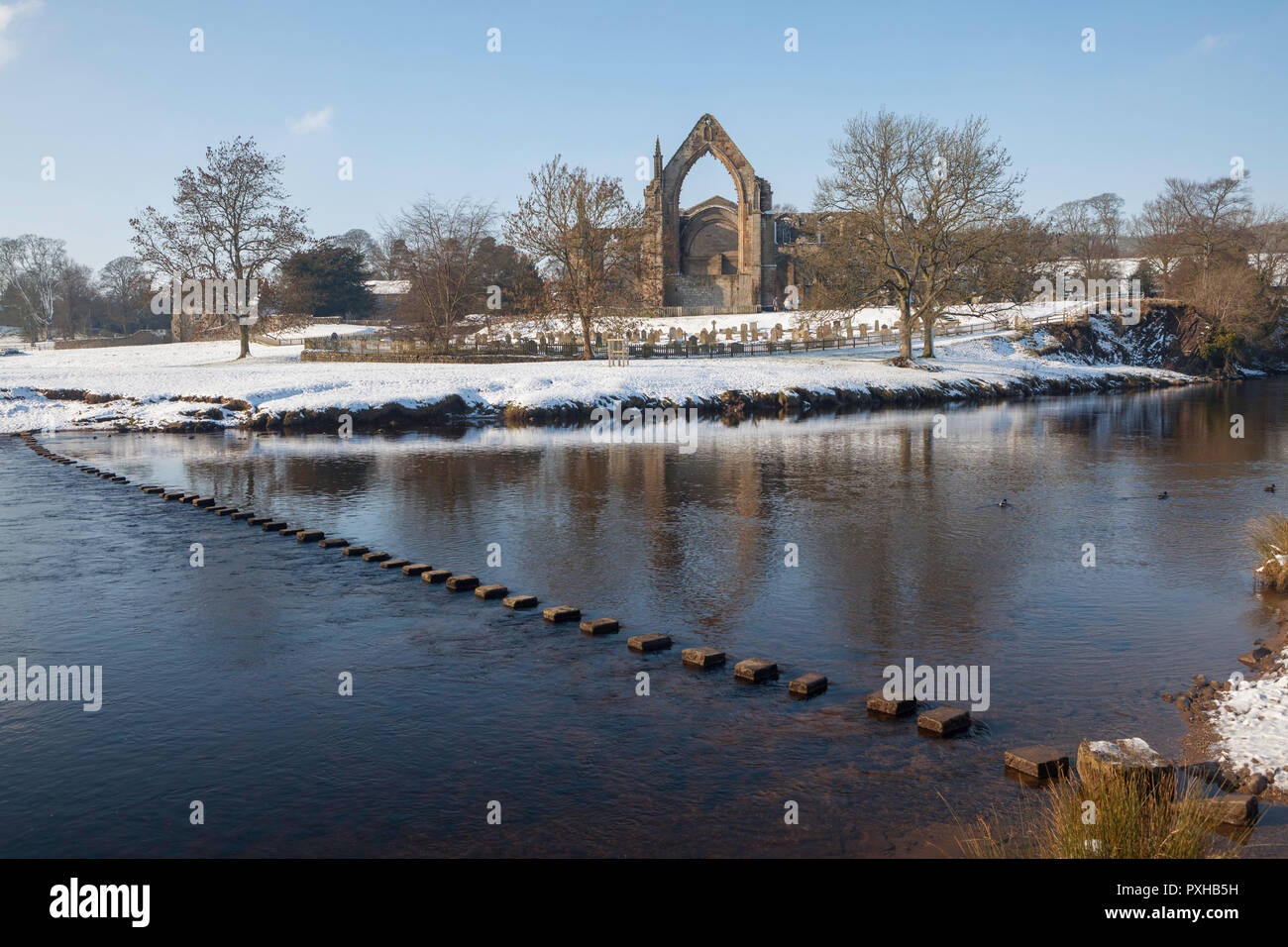 Winter Blick von Bolton Priory, die River Wharfe und seine Sprungbrett nach Schnee Stockfoto