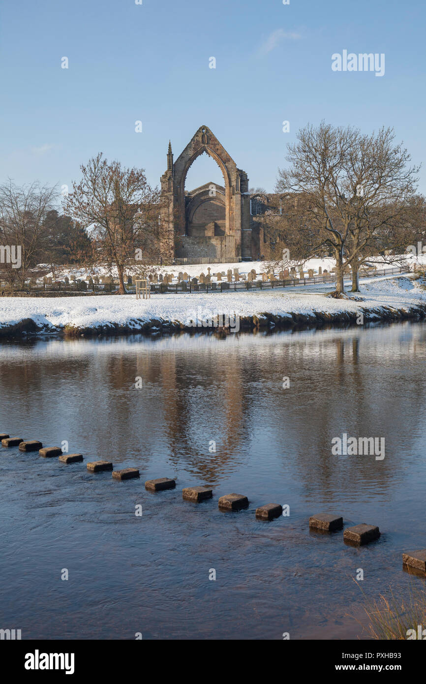 Winter Blick von Bolton Priory, die River Wharfe und seine Sprungbrett nach Schnee Stockfoto