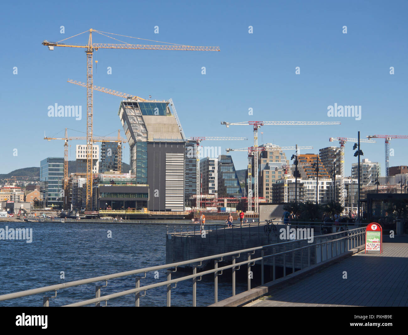 Besetzt Bautätigkeit im Stadtteil Bjørvika Oslo Norwegen. Das angewinkelte Bau der neuen Munch Museum von den Oslo Fjord Stockfoto