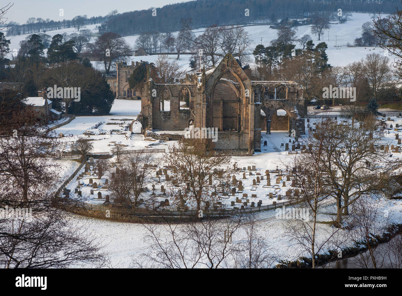 Winter Blick von Bolton Priory und River Wharfe nach Schnee Stockfoto