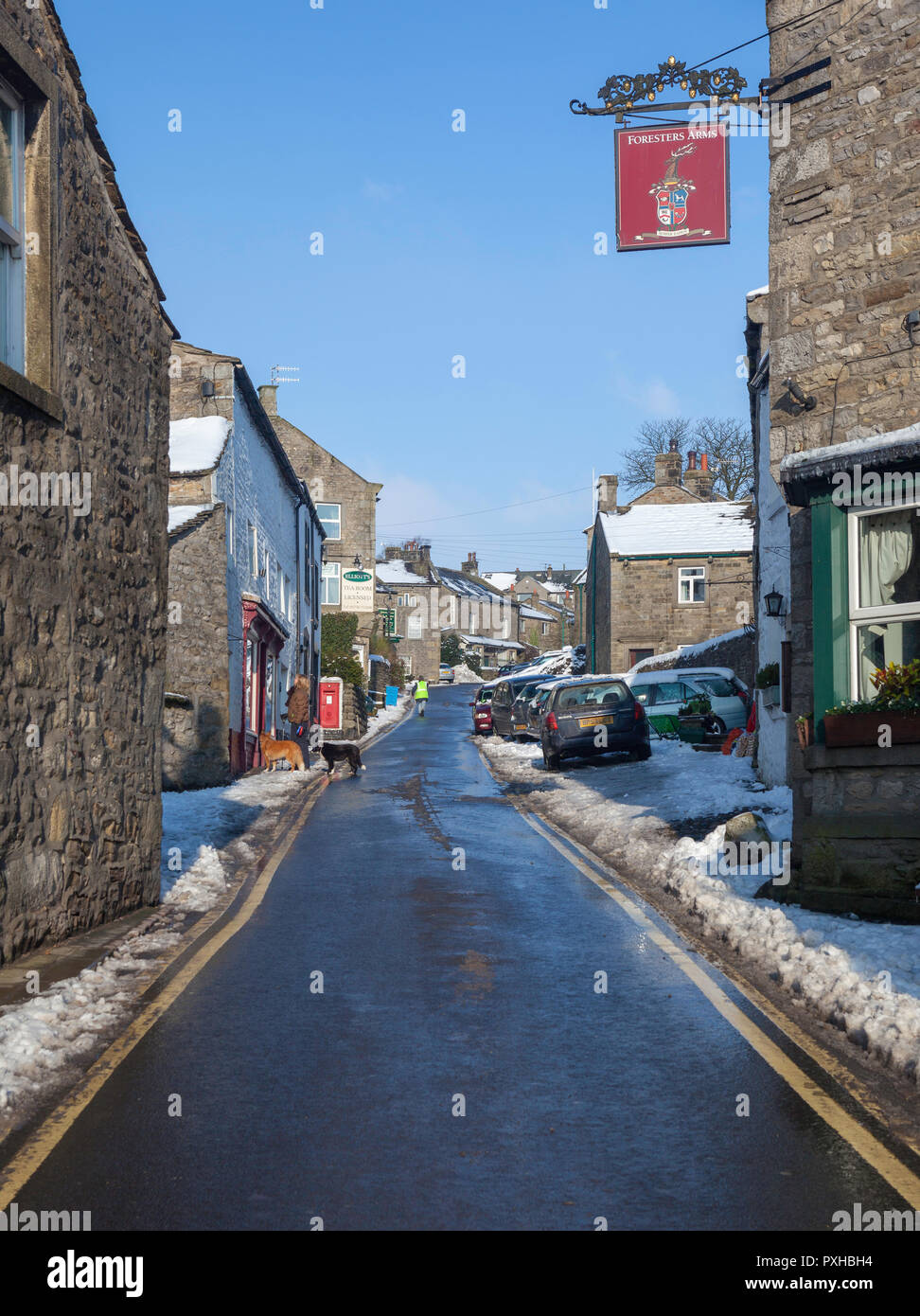 Winter Blick auf Main Street in Grassington, North Yorkshire nach Schnee Stockfoto