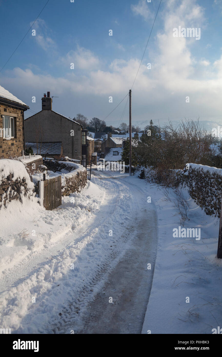 Verschneite Straße in Grassington, North Yorkshire Stockfoto