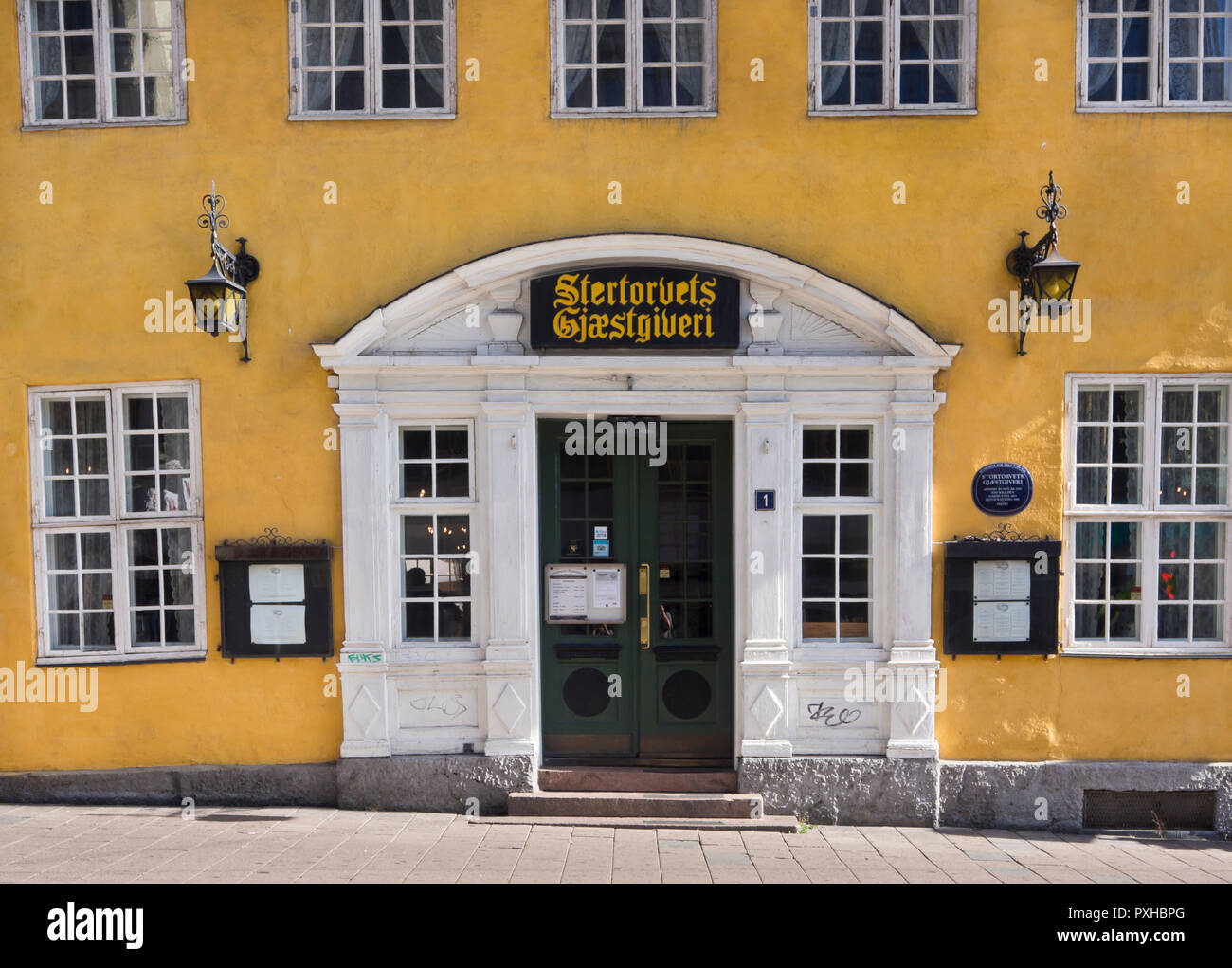 Stortorvets Gjaestgiveri im Zentrum von Oslo, Norwegen. Ein Restaurant Haus heute, wie es seit dem 19. Jahrhundert hat. Das Gebäude ist wesentlich älter. Stockfoto