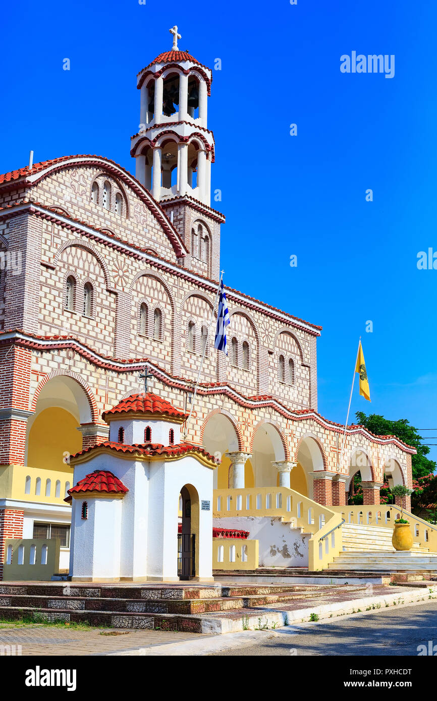 Kirche von Agios Georgios, der griechisch-orthodoxen Kirche im Dorf Nea Potidea oder Nea Poteidea in Halbinsel Kassandra, Chalkidiki, Griechenland Stockfoto