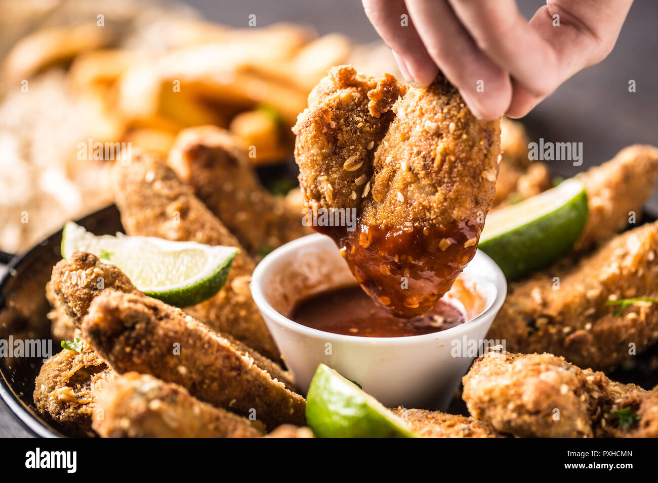 Close-up Hand Fried Chicken Wing mit Chilisauce. Stockfoto