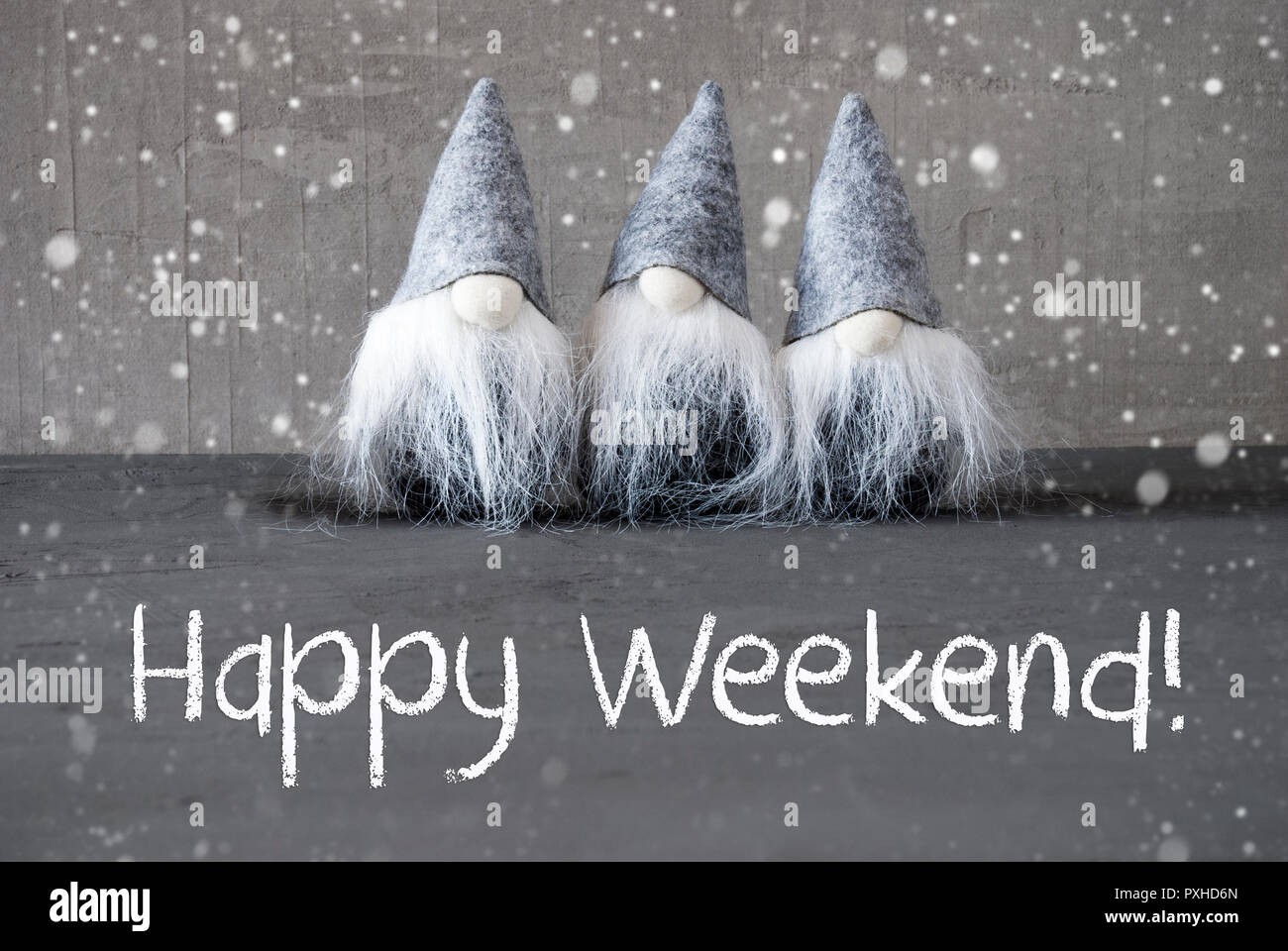 Drei graue Zwerge, Zement, Schneeflocken, Happy Weekend Stockfoto