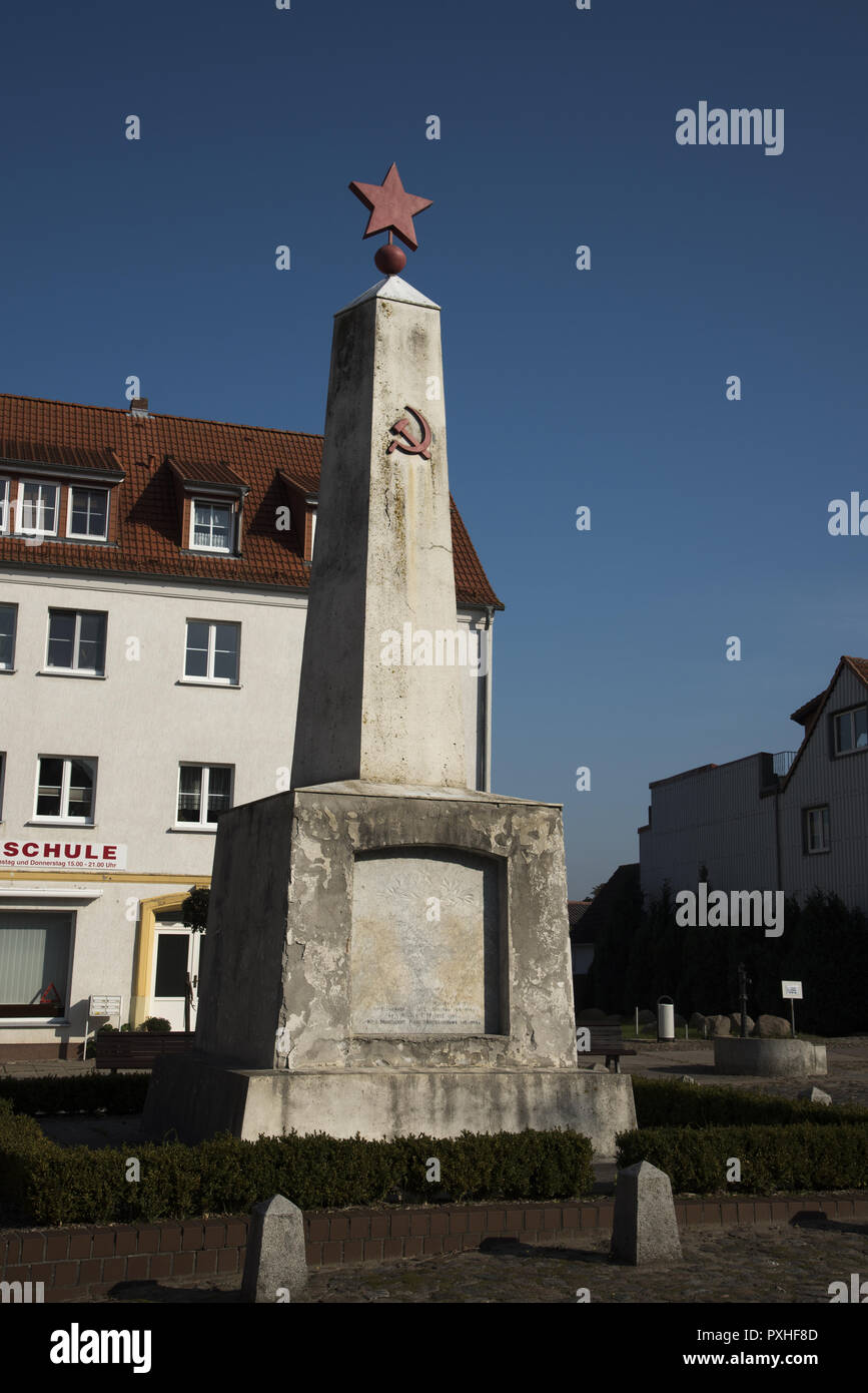 1950 ein Kriegerdenkmal erinnert sich 16 getötet Sowjetunion Soldaten in Richtenberg einer kleinen Stadt im Nordosten Deutschlands errichtet. Stockfoto