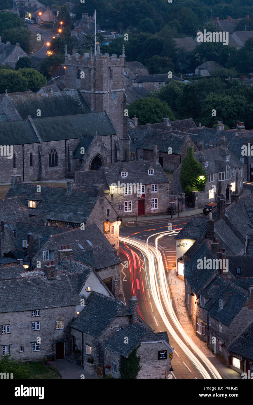 Lange Belichtung die Abbildung zeigt Fahrzeug leichte Wanderwege entlang der East Street in der Stadt von Corfe Castle, Dorset, England Stockfoto