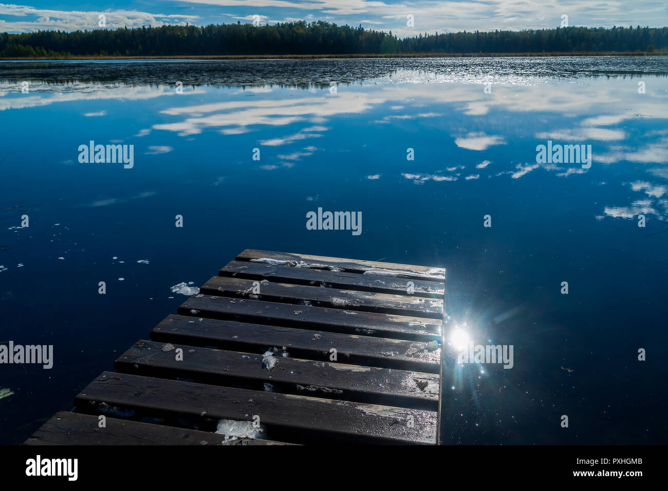 Holz- Wharf, in einer klaren, blauen See. Stockfoto