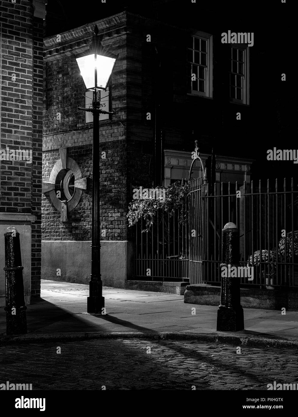 Nacht Bild von Häusern in 1700, in Johnsons Hof neben dem Haus der englische Schriftsteller Dr. Samuel Johnson, City of London, England Stockfoto