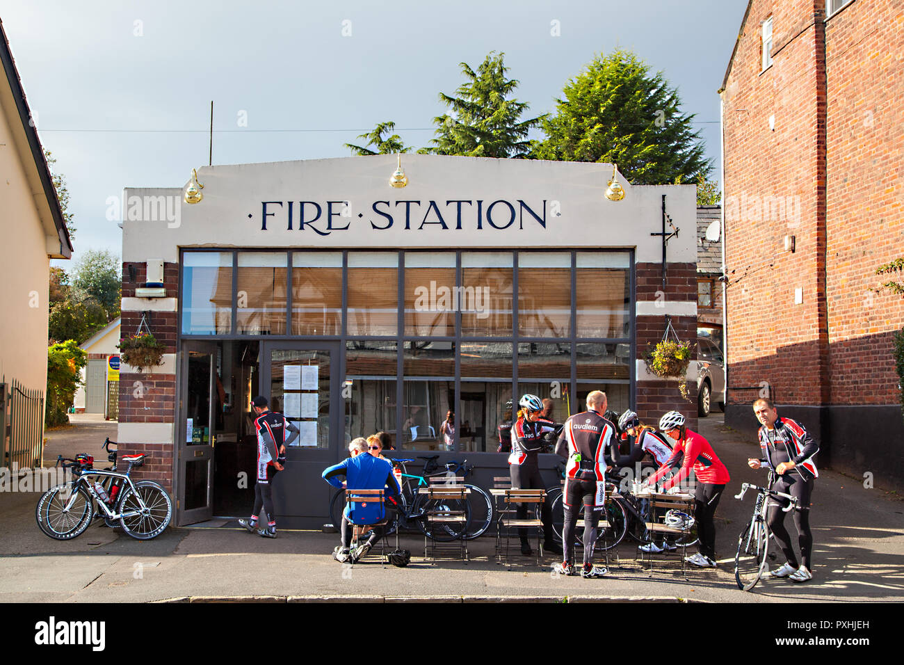 Radfahrer gestoppt für Essen und Trinken an der alten Feuerwache Café im Malpas Cheshire an einem Wochenende mit dem Fahrrad Stockfoto
