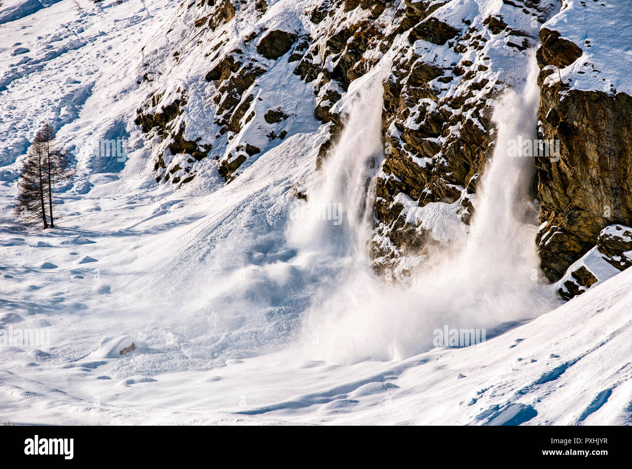 Italien Valle d'Aosta - Aufgrund der großen Menge an Schnee auf den Pisten von Val di Rhemes Berge, manchmal ist es möglich, reale temporäre Schnee und Eis fällt bis ins Tal zu beobachten. Stockfoto