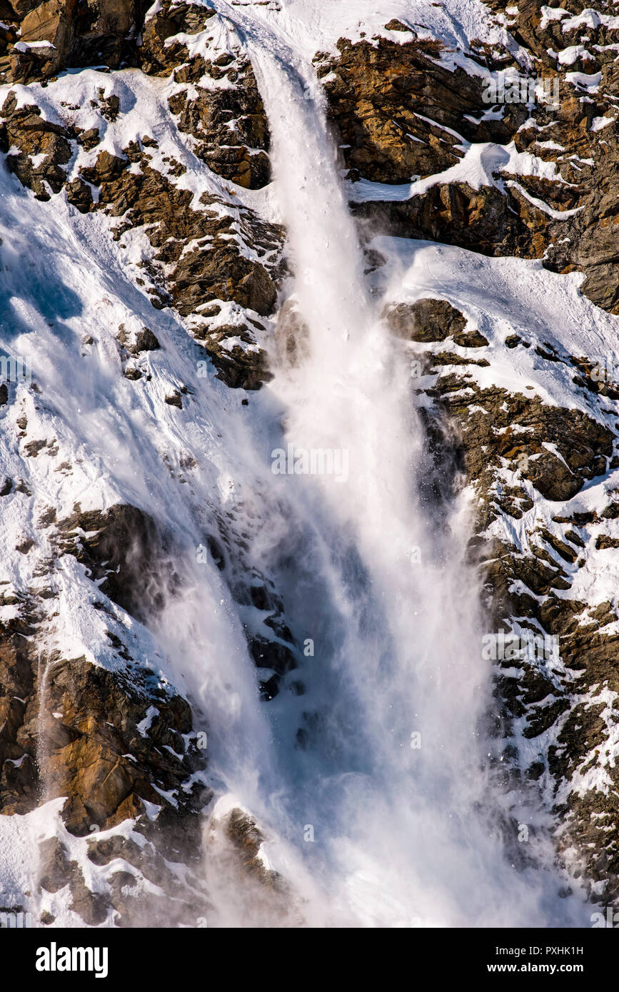 Italien Valle d'Aosta - Aufgrund der großen Menge an Schnee auf den Pisten von Val di Rhemes Berge, manchmal ist es möglich, reale temporäre Schnee und Eis fällt bis ins Tal zu beobachten. Stockfoto