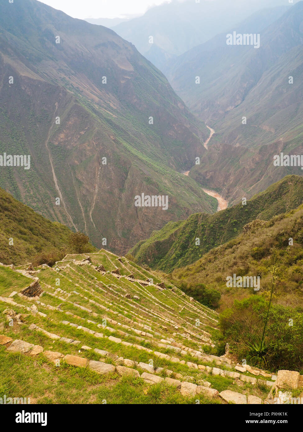 Mit Blick auf thevalley und Terrassen von Choquequirao Inka Ort Ruine, Peru Stockfoto