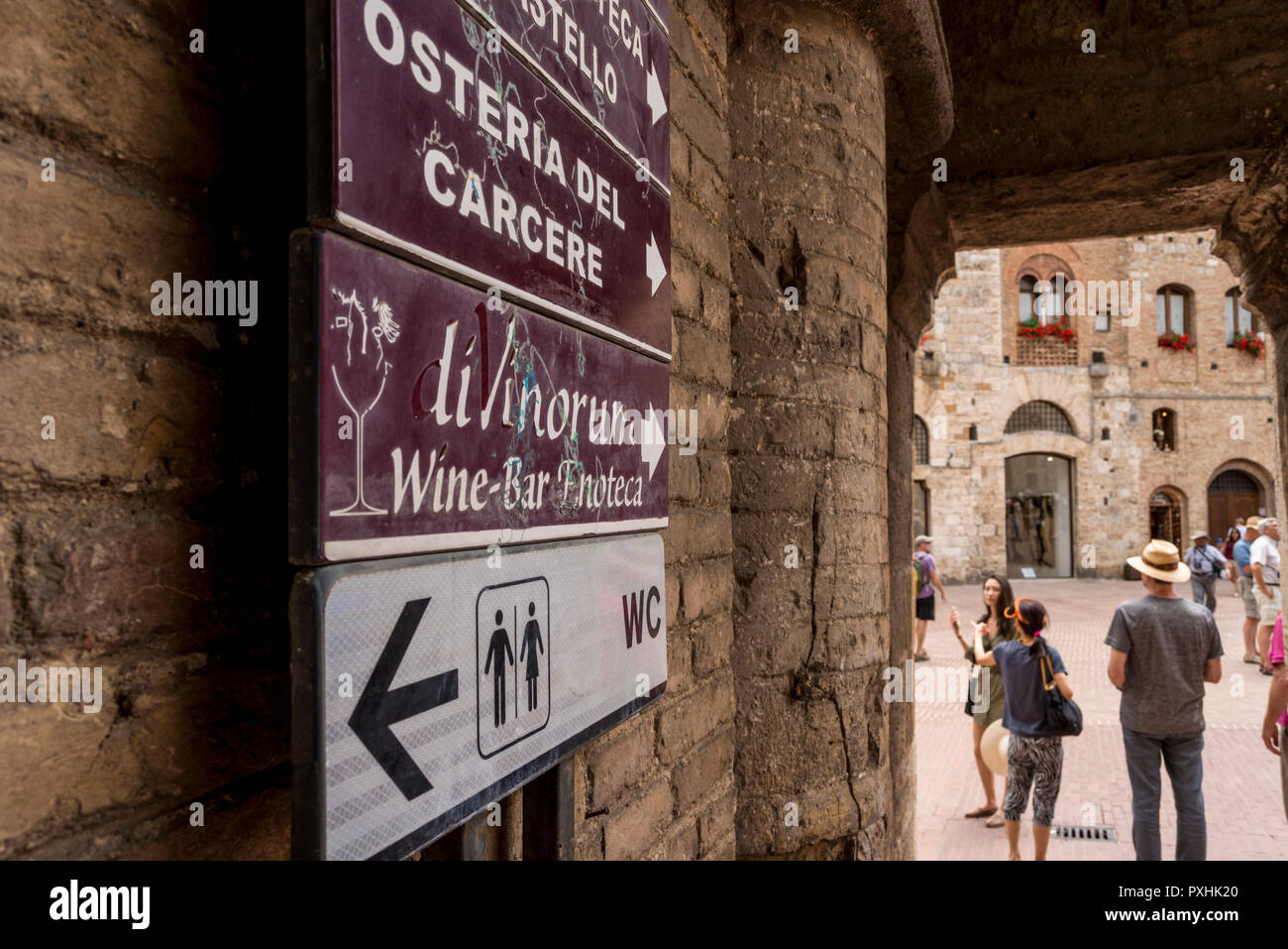 Touristen in der Stadt auf dem Hügel von San Gimignano, Toskana, Italien Stockfoto