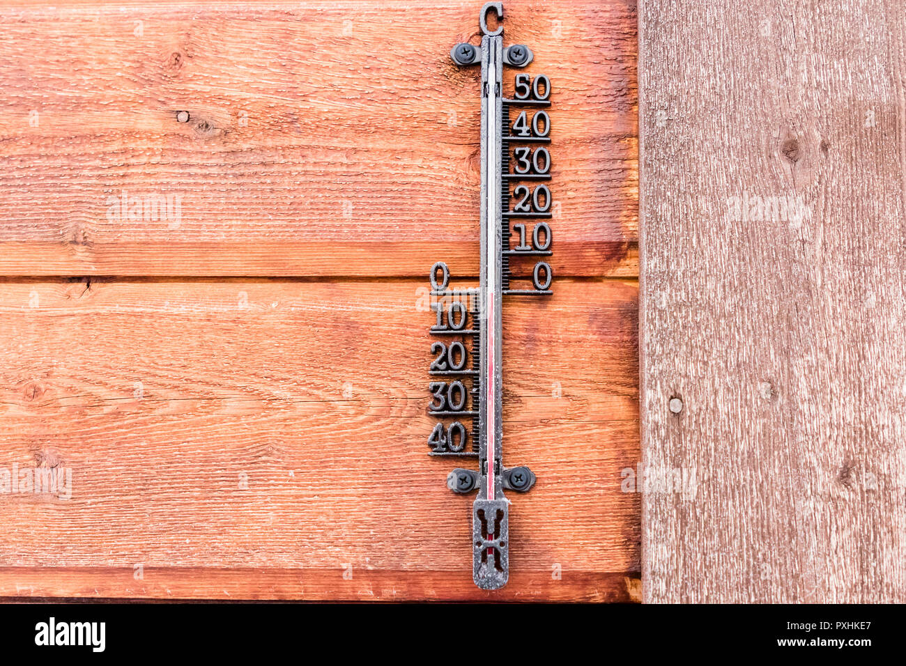 Quecksilberthermometer auf Holz Wand außerhalb bei 0 Grad Celsius Stockfoto