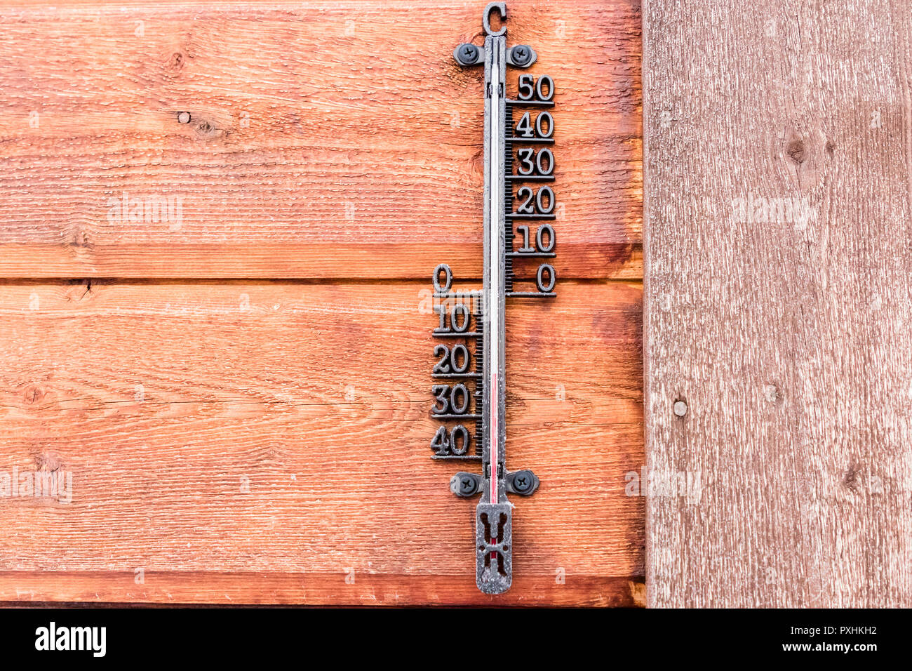 Quecksilberthermometer auf Holz Wand außerhalb bei -20 Grad Celsius Stockfoto