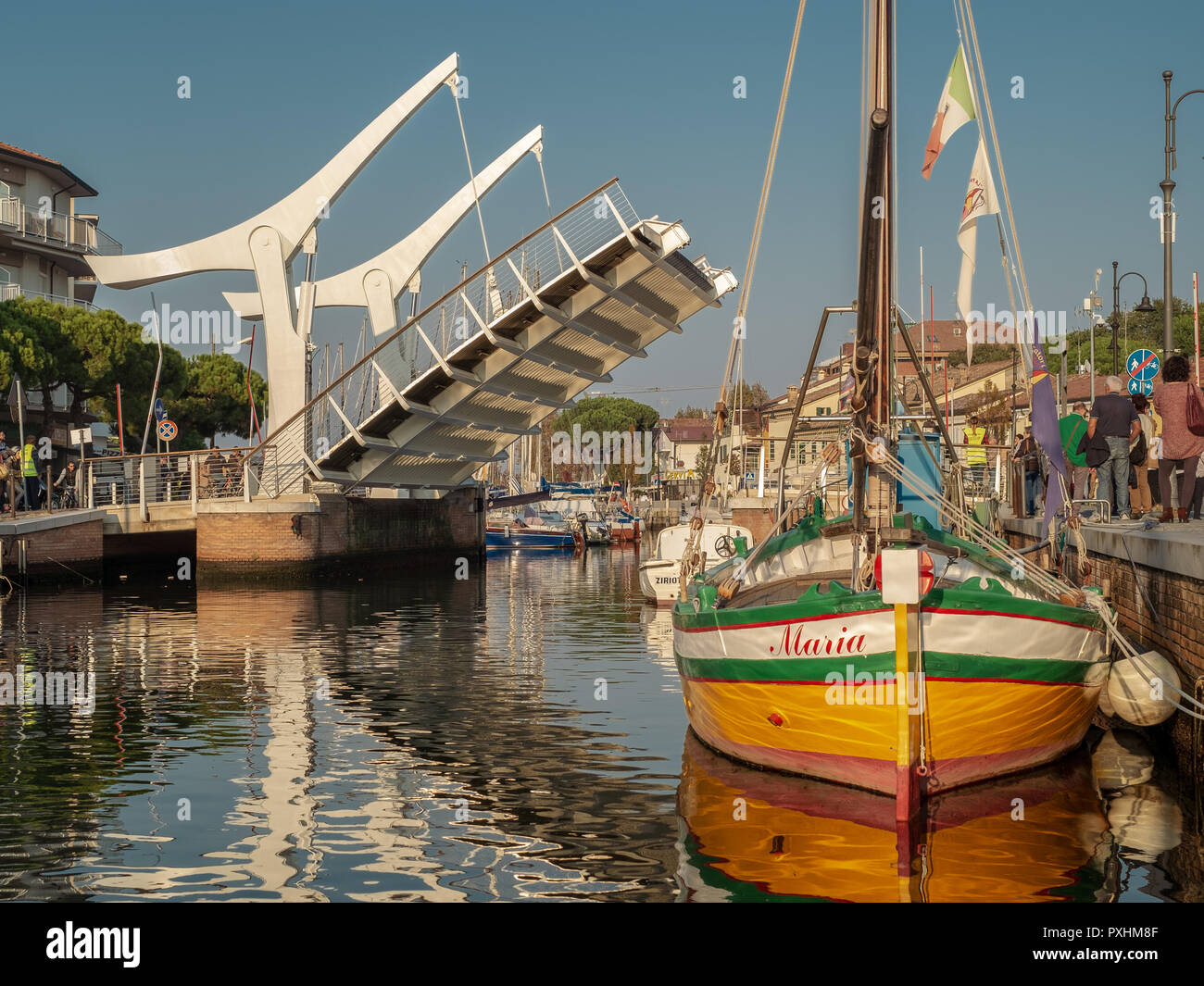10/14/2018 - Cervia, Ravenna, Italien. Historischen Fischerboot und moderne Zugbrücke auf dem Port. Stockfoto