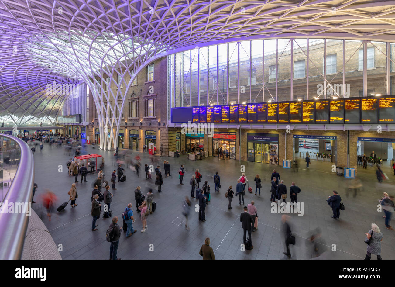 King's Cross Station. Dies ist eine neue Bahnhofshalle, entworfen vom Architekten John McAslan. Ultra Violet decke Beleuchtung ist für langweilige Tage verwendet. Stockfoto