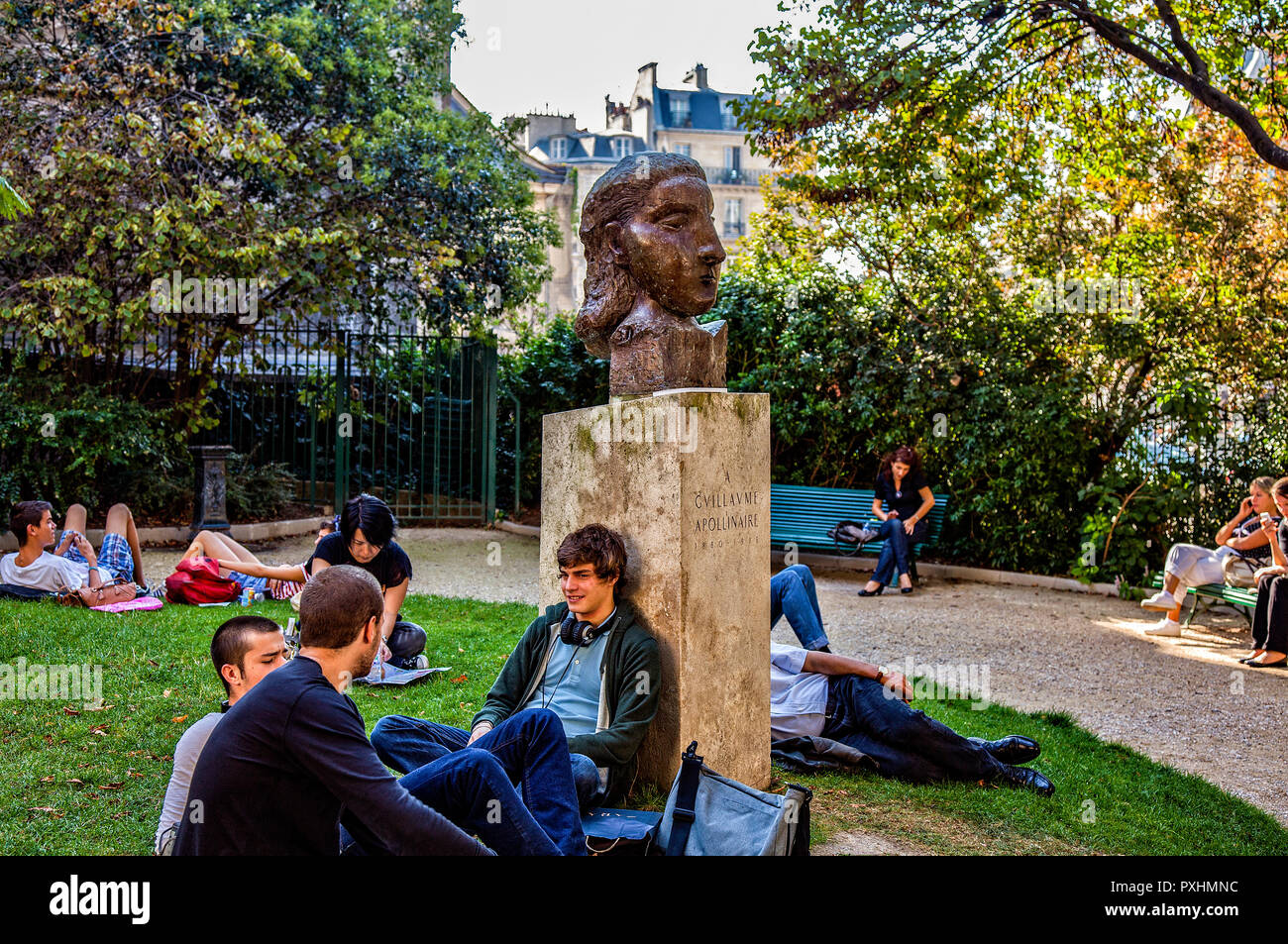 Frankreich Paris, die apollinaire Büste von Picasso, im hinteren Garten des Saint Germain de Pres Kirche Stockfoto