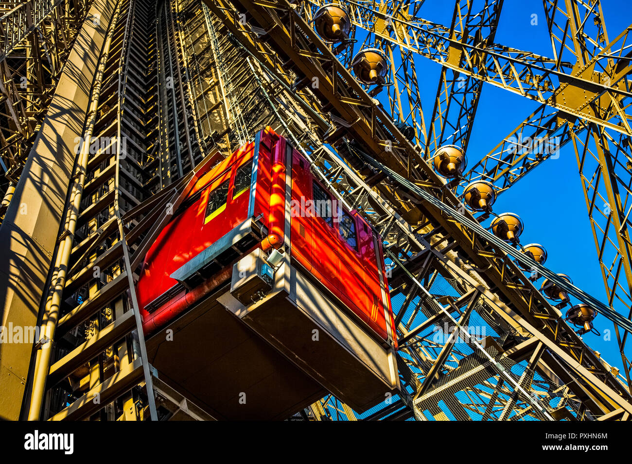 Frankreich Paris, der Aufzug im Inneren des Eiffelturm Stockfoto