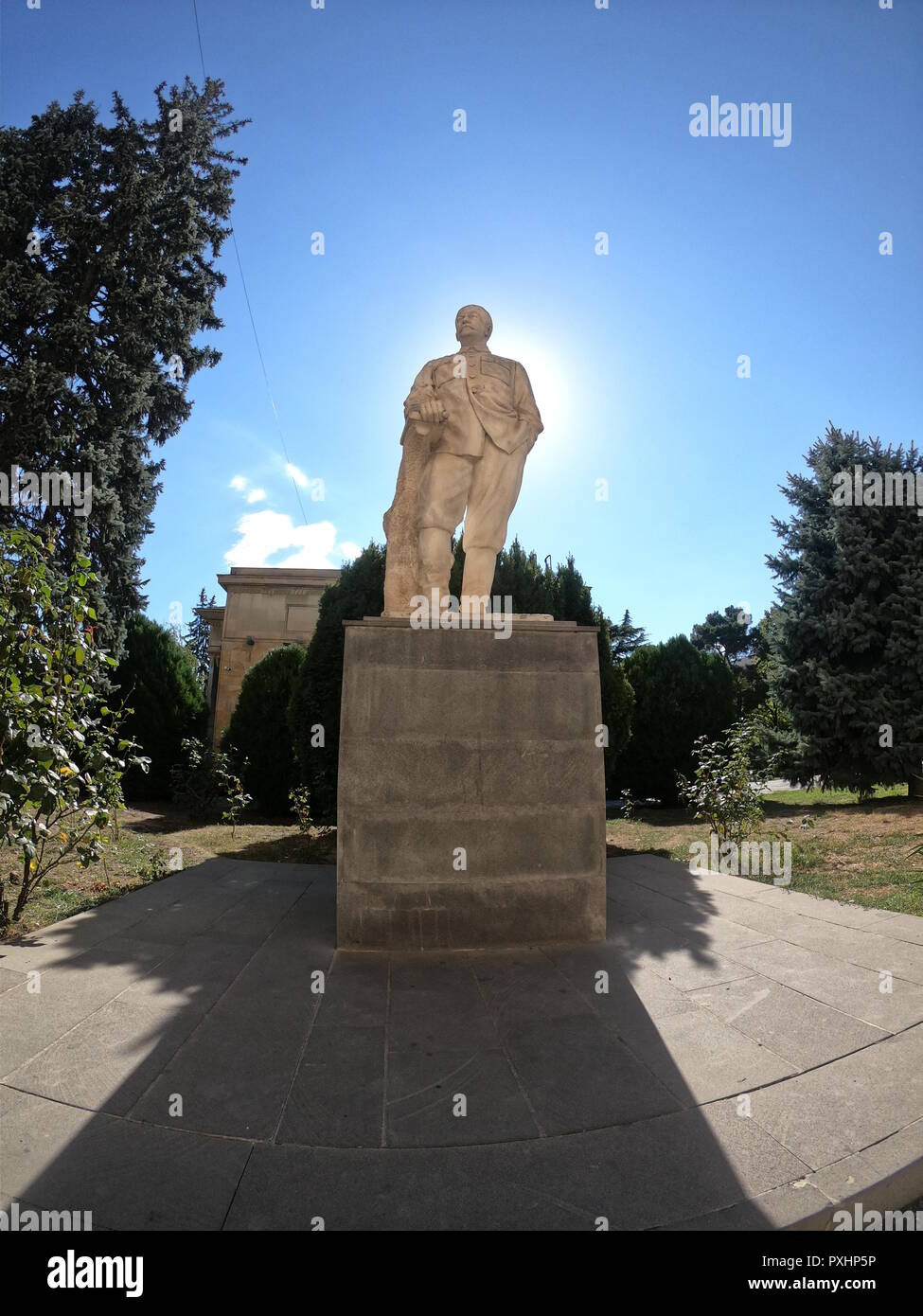 Stalin Monument im Sommer Stadt Georgiens neben dem Haus Stockfoto