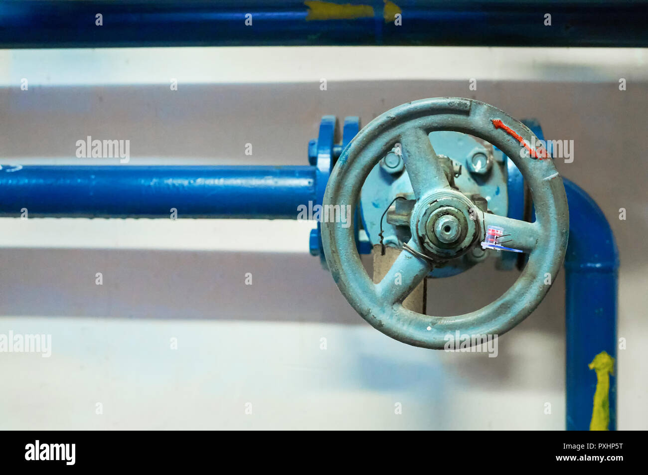 Absperrschieber installiert an Rohren in blau lackiert. Industrielle Hintergrund. Stockfoto