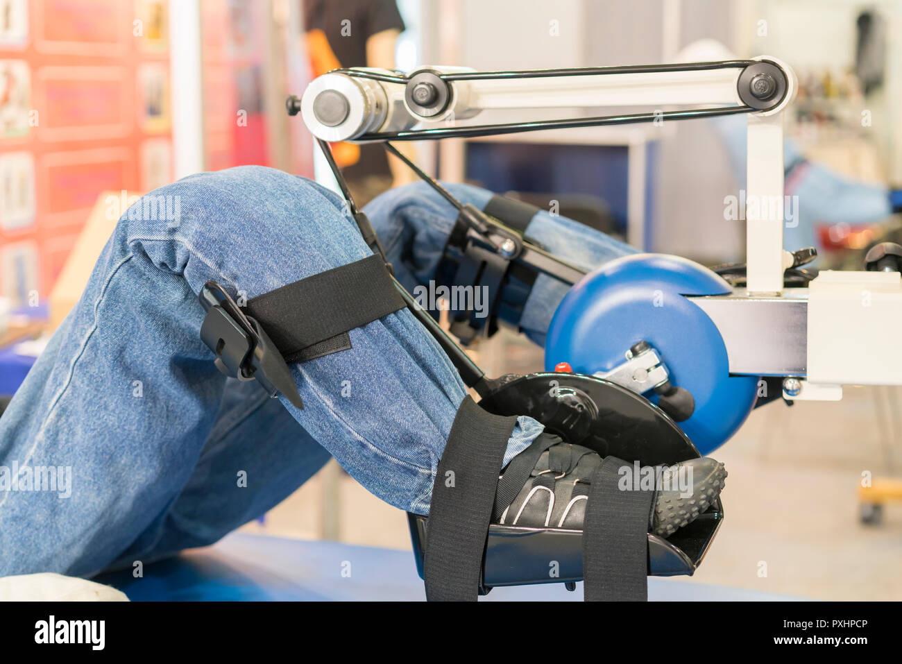 Simulator für Bein Rehabilitation Rehabilitation verletzter Gliedmassen. Mannequin in der Apparatur für die Beine. Sanierung der unteren extremiti Stockfoto