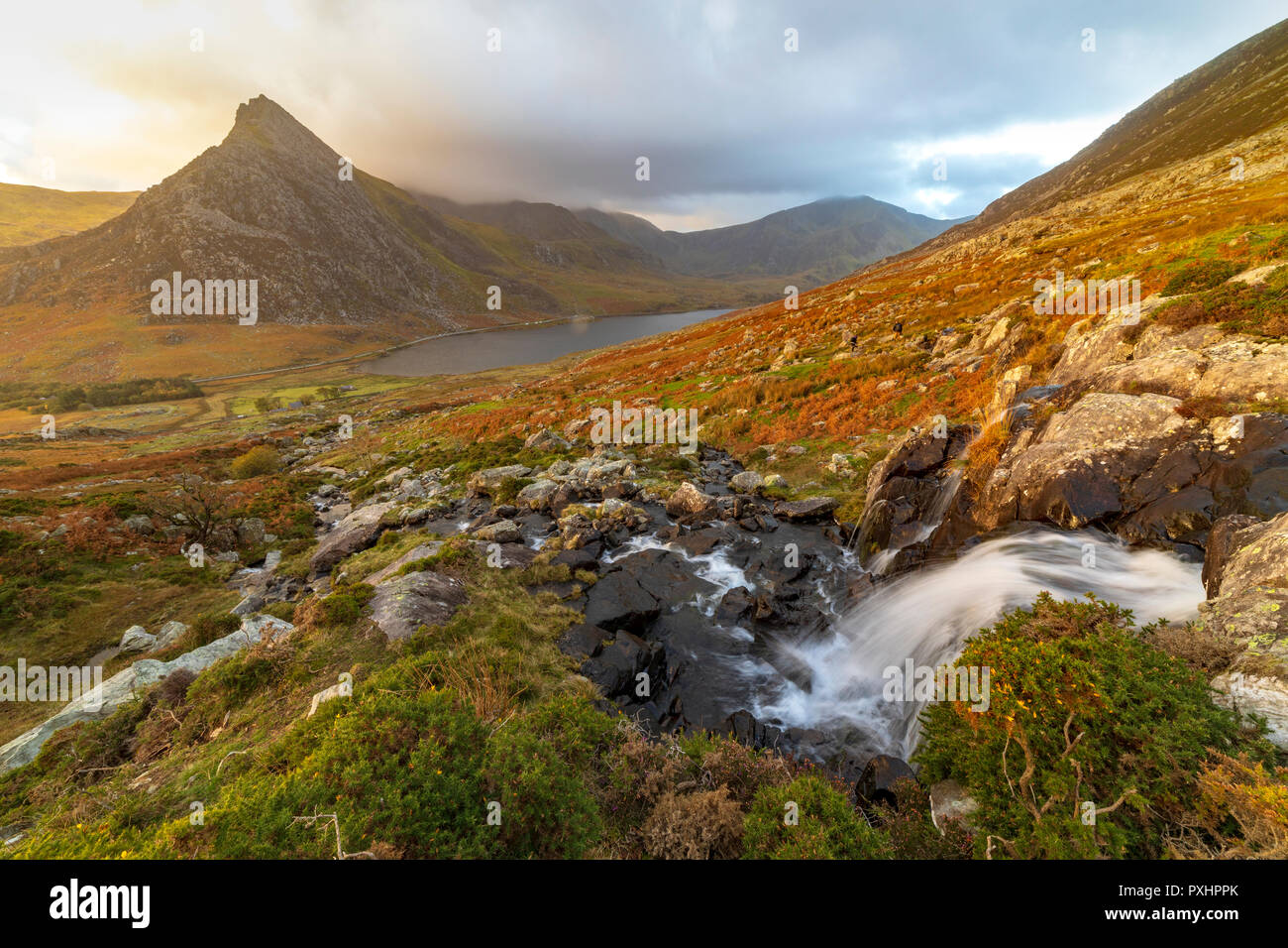 Spektakulären Sonnenaufgang über den majestätischen Berg Ogwen Valley und recognizasble Tryfan im Snowdonia National Park, Conwy, Wales beliebte Tanne zu Fuß Stockfoto