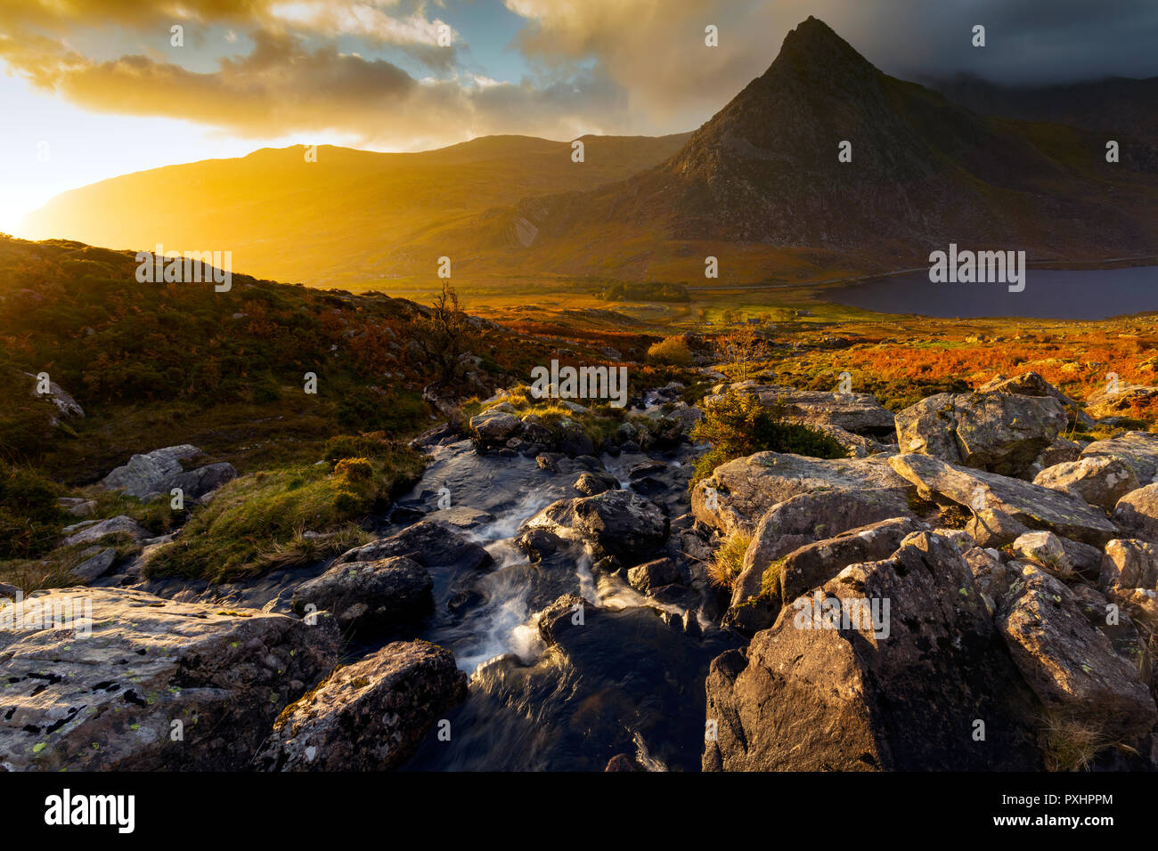 Spektakulären Sonnenaufgang über den majestätischen Berg Ogwen Valley und recognizasble Tryfan im Snowdonia National Park, Conwy, Wales beliebte Tanne zu Fuß Stockfoto